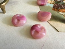 画像6: フランスヴィンテージ　ピンクのミステリアスなガラスボタン (6)