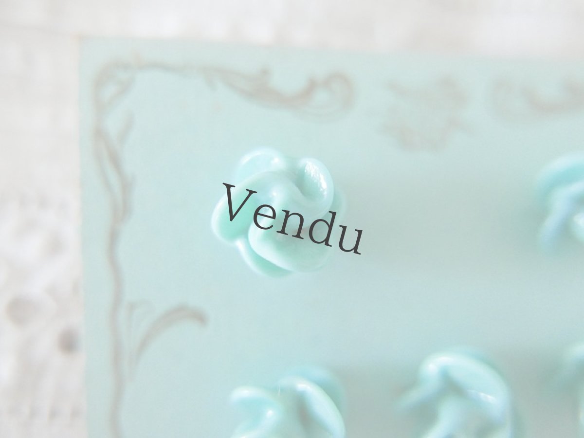 画像2: フランスアンティーク　水色のばらボタンシート 14mm (2)