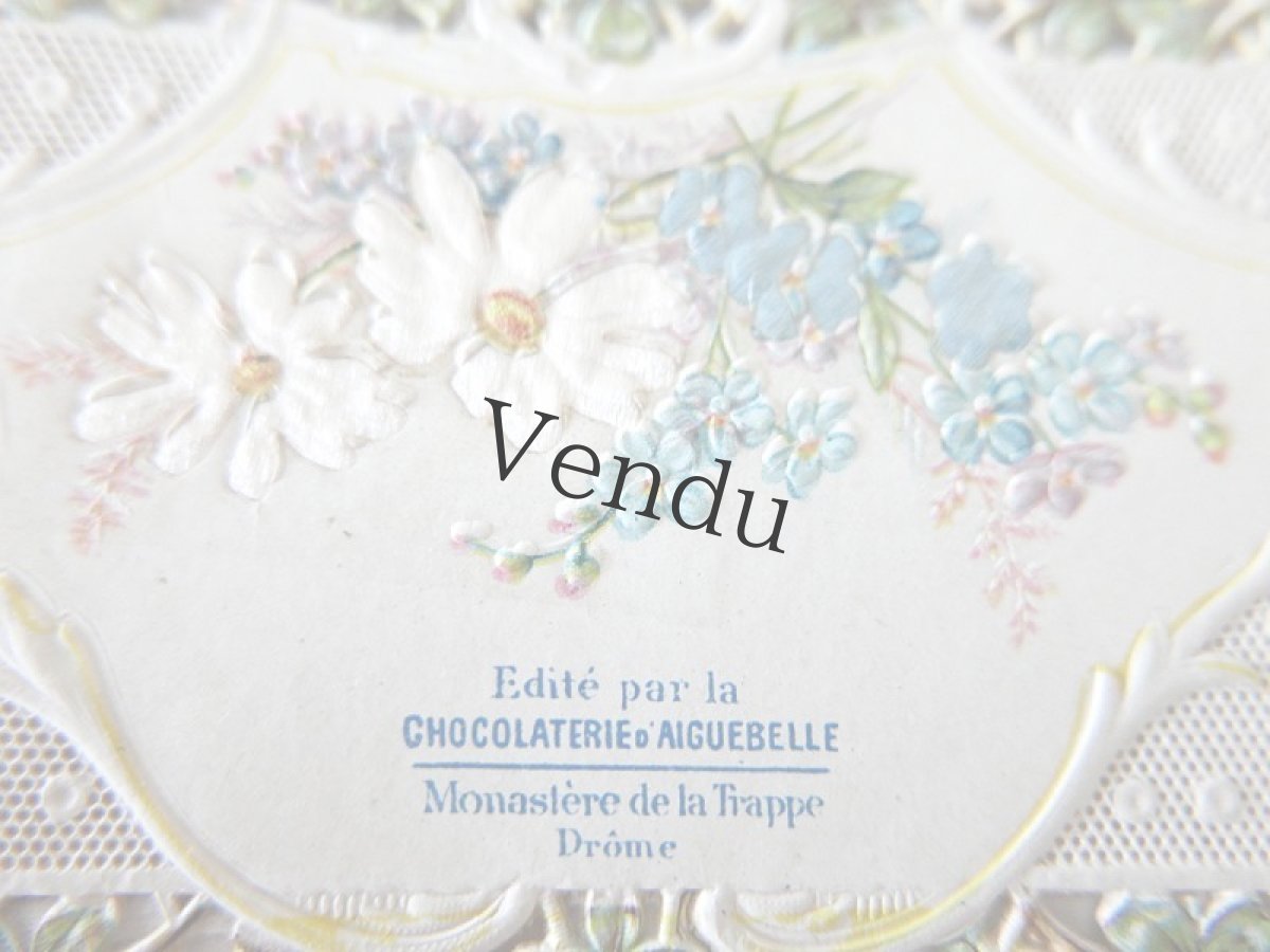 画像2: フランスアンティーク　春の草花のクロモ　透かし細工と一部シルク張り (2)