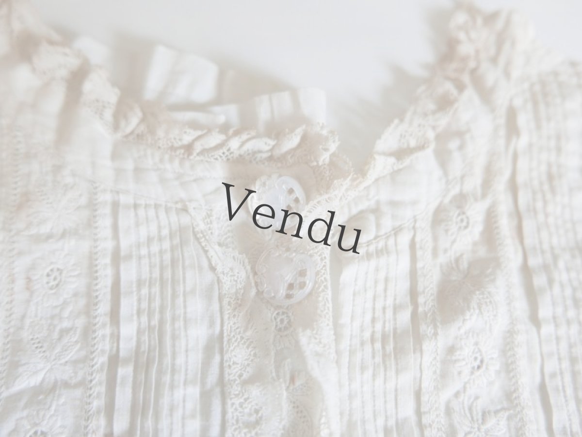 画像4: フランスアンティーク　19世紀ロカイユ装飾 マザーオブパール貝ボタン 15mm (4)