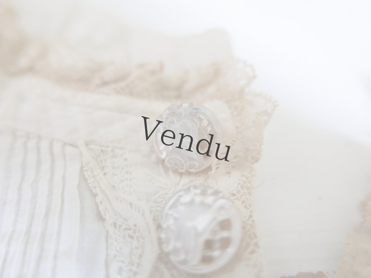 画像3: フランスアンティーク　19世紀ロカイユ装飾 マザーオブパール貝ボタン 15mm (3)