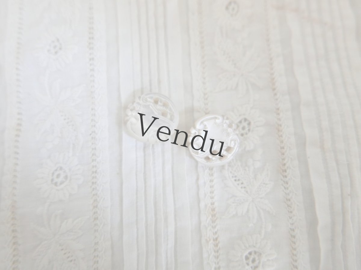 画像5: フランスアンティーク　19世紀ロカイユ装飾 マザーオブパール貝ボタン 15mm (5)