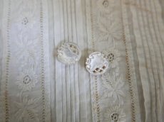画像5: フランスアンティーク　19世紀ロカイユ装飾 マザーオブパール貝ボタン 15mm (5)