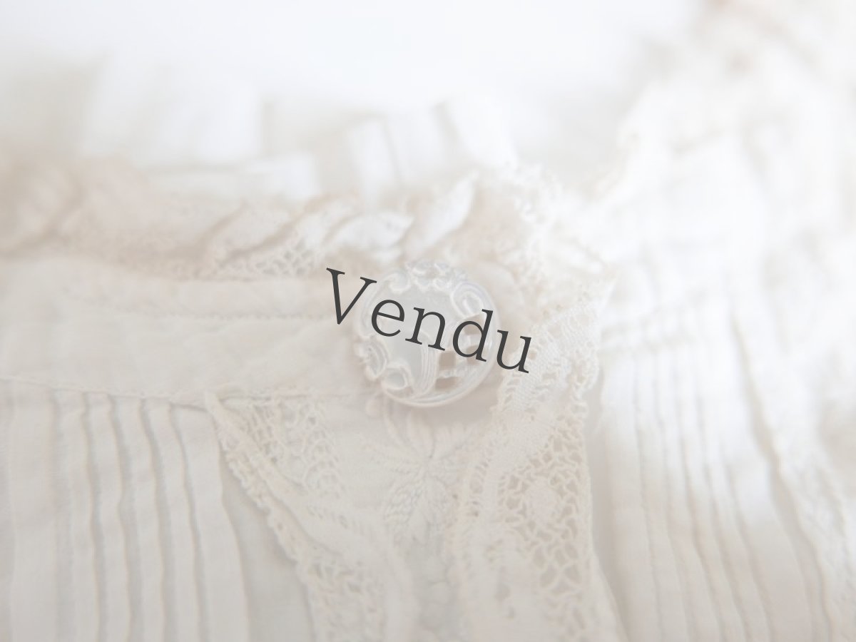 画像2: フランスアンティーク　19世紀ロカイユ装飾 マザーオブパール貝ボタン 15mm (2)