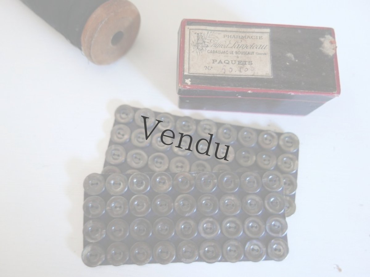 画像2: フランスアンティーク　貝ボタンシート NOIR 12mm (2)