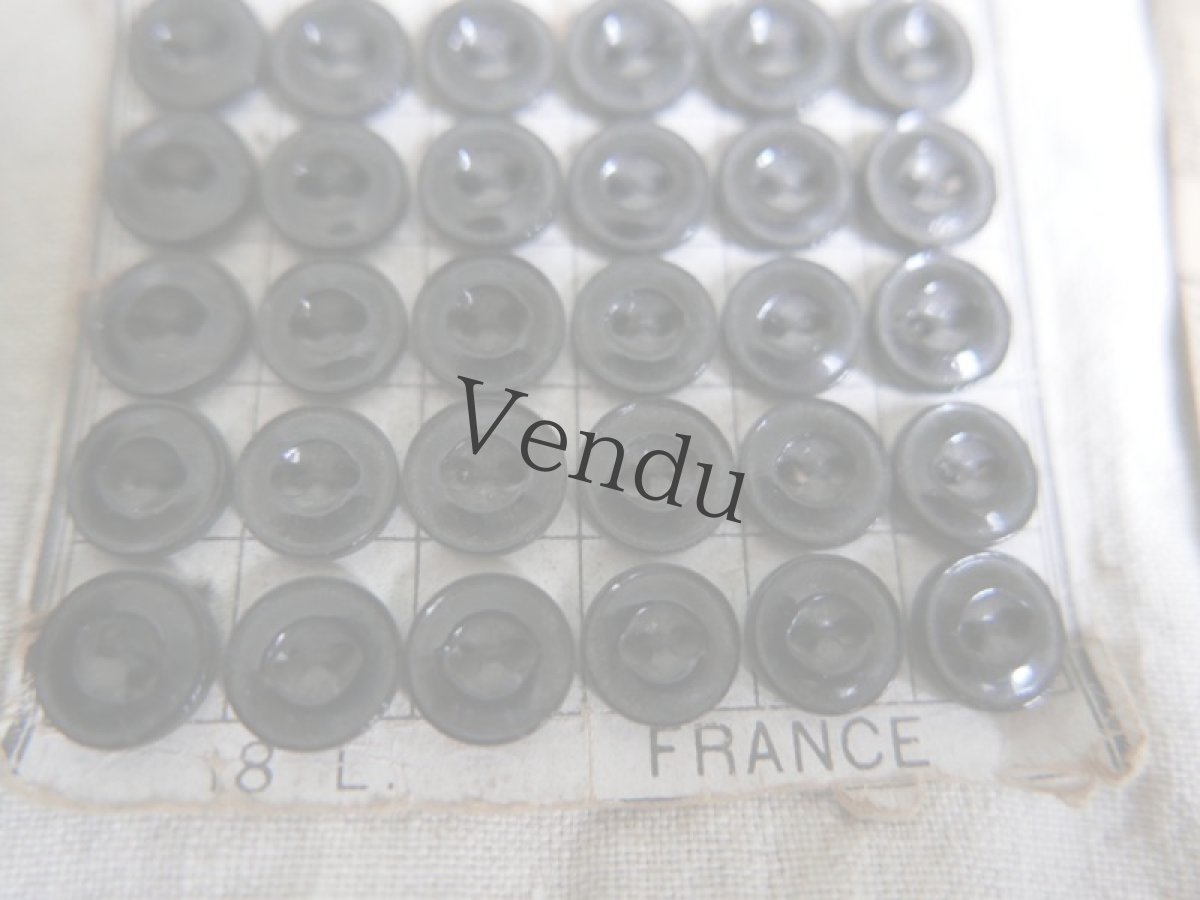 画像2: フランスアンティーク　黒ガラスのボタンシート 12mm (2)