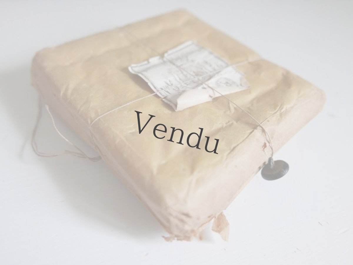 画像2: 【ご予約品】フランスアンティーク　1900年前後　包み紙つき黒ボタンシート (2)