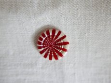 画像2: フランスアンティーク　1930年 赤と白のしましまガラリットボタン22mm (2)