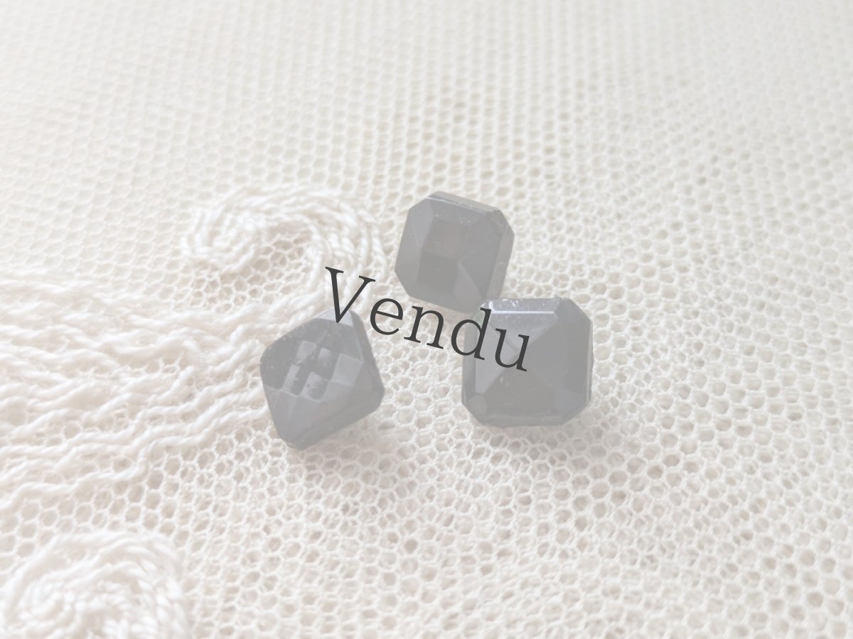 画像2: フランスアンティーク 極小フレンチジェットボタン 3個セット 7-8mm (2)