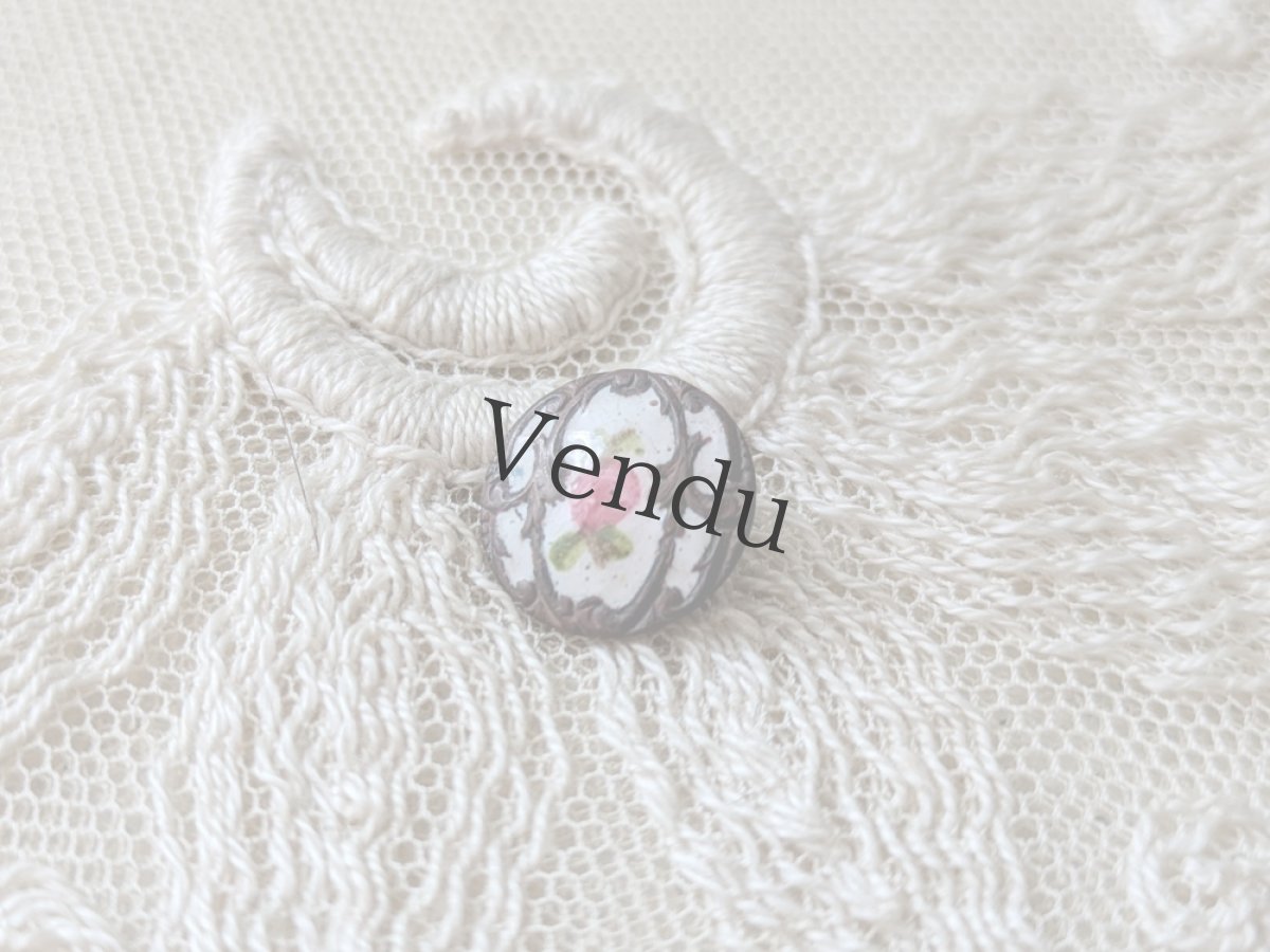 画像2: フランス1900年前後　エマイユボタン 白ローズ AP&C PARIS 13mm (2)