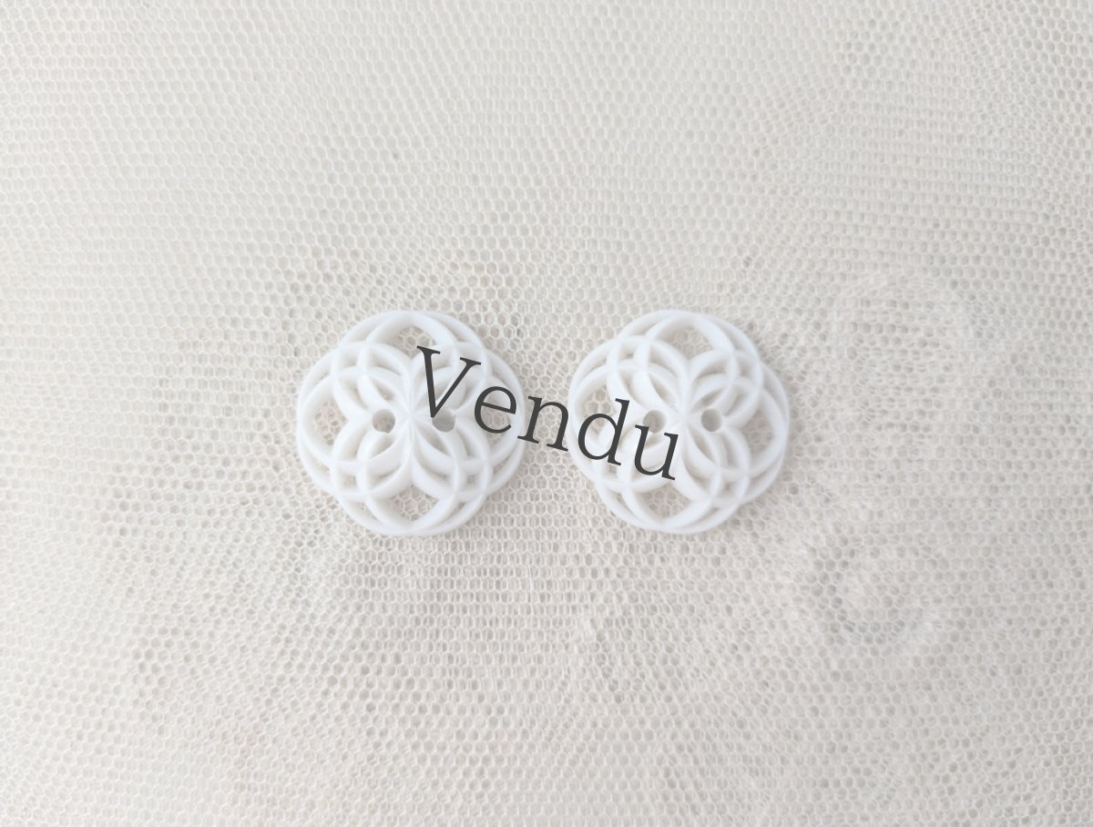 画像4: フランスヴィンテージ  型抜きボタン 幾何学フラワー 22mm (4)