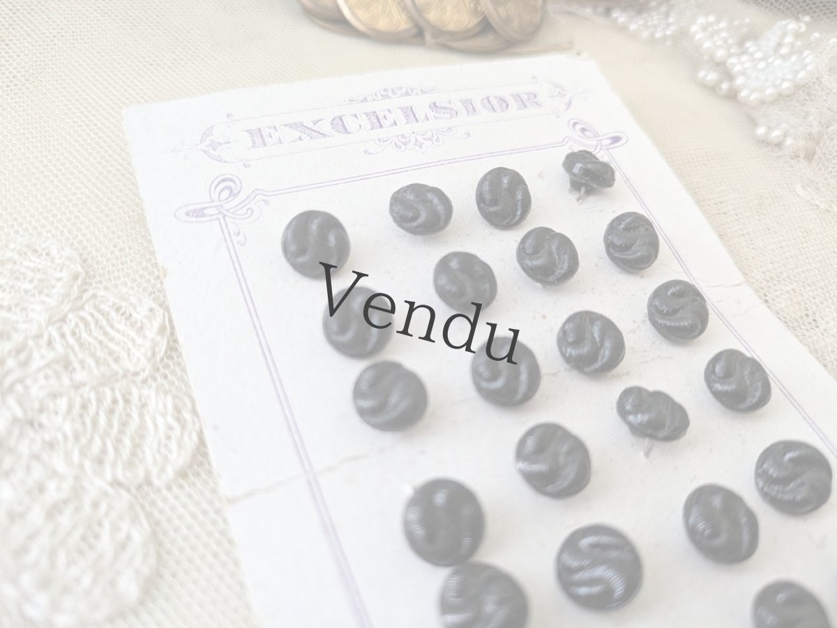 画像2: フランス1900年前後 フレンチジェットボタンシート 9mm (2)