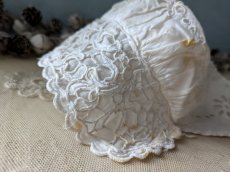 画像1: フランスアンティーク　ヤドリギの刺繍の小さなボネ (1)