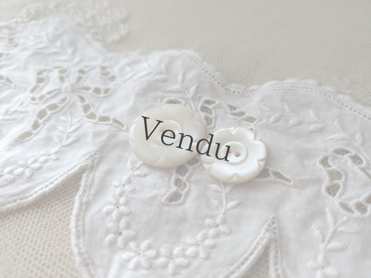 画像2: フランスアンティーク 貝ボタン お花型 2個セット 18-22mm (2)