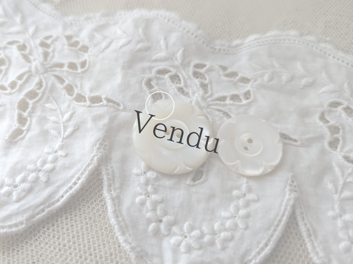 画像4: フランスアンティーク 貝ボタン お花型 2個セット 18-22mm (4)