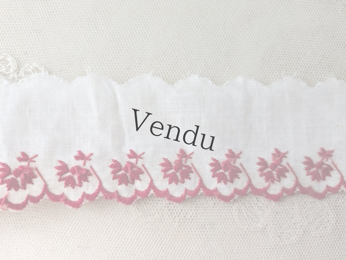 画像2: フランスヴィンテージ　赤糸刺繍スカラップリボン 210cm (2)