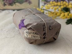 画像1: フランスアンティーク 包装紙に包まれた糸束 Violet Pensee No.1801 (1)