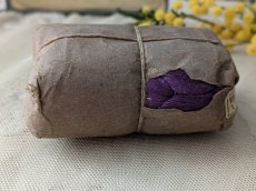 画像2: フランスアンティーク 包装紙に包まれた糸束 Violet Pensee No.1801 (2)