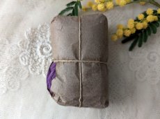 画像5: フランスアンティーク 包装紙に包まれた糸束 Violet Pensee No.1801 (5)