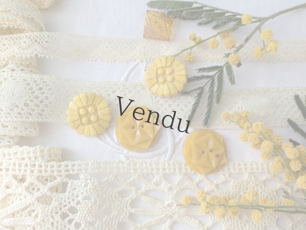 画像4: フランスアンティーク ガラリットボタン 黄色 21.5mm 2個セット (4)