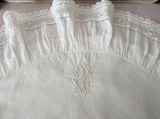 画像1: フランスヴィンテージ　CHイニシャル刺繍入り クッションカバー (1)