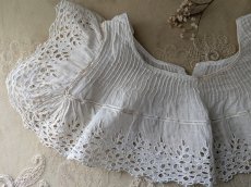 画像2: フランスアンティーク 　カットワーク刺繍のつけ襟 (2)