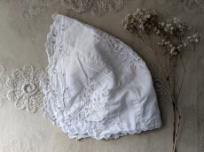 画像1: フランスアンティーク 　カットワーク刺繍の小さなボネ (1)