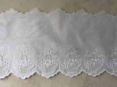 画像2: フランスヴィンテージ　幅広刺繍スカラップレース 花籠 93cm (2)