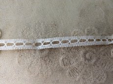 画像2: フランスヴィンテージ　穴あきレースブレード 443cm (2)