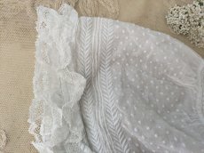 画像2: フランスアンティーク　白糸刺繍とレースのボネ 水玉 (2)