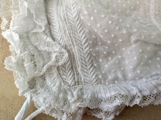 画像3: フランスアンティーク　白糸刺繍とレースのボネ 水玉 (3)