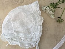 画像4: フランスアンティーク　白糸刺繍とレースのボネ 水玉 (4)