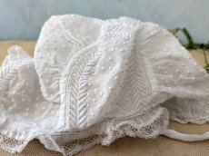 画像6: フランスアンティーク　白糸刺繍とレースのボネ 水玉 (6)