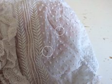 画像7: フランスアンティーク　白糸刺繍とレースのボネ 水玉 (7)