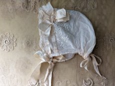 画像1: フランス 1900-1910年 白糸刺繍とシルクリボンのボネ (1)