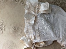 画像2: フランス 1900-1910年 白糸刺繍とシルクリボンのボネ (2)