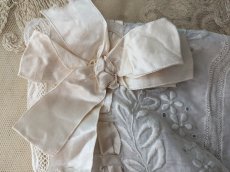 画像3: フランス 1900-1910年 白糸刺繍とシルクリボンのボネ (3)