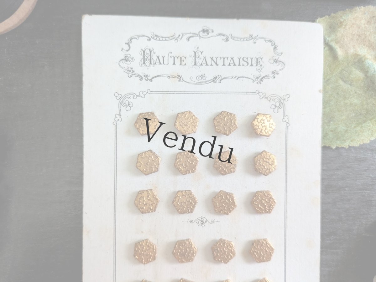 画像2: フランス 1900年前後 ゴールドメタル極小ボタンシート 六角形いばら 8mm (2)