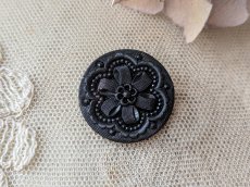 画像1: フランス 1900年前後 フレンチジェットボタン 花 27mm (1)