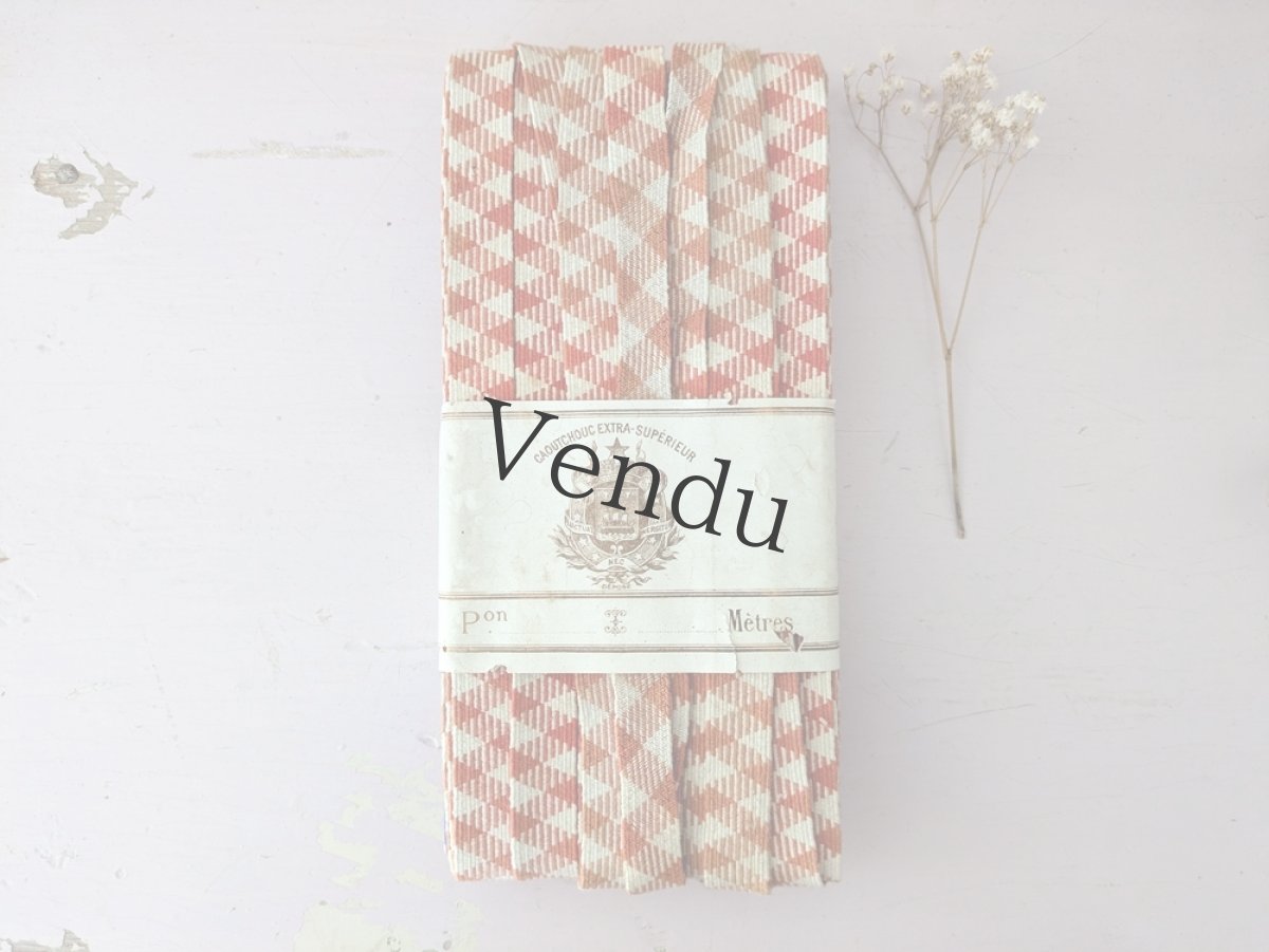 画像1: フランスヴィンテージ　ラベル付きゴム紐 赤ウェーブ柄 (1)