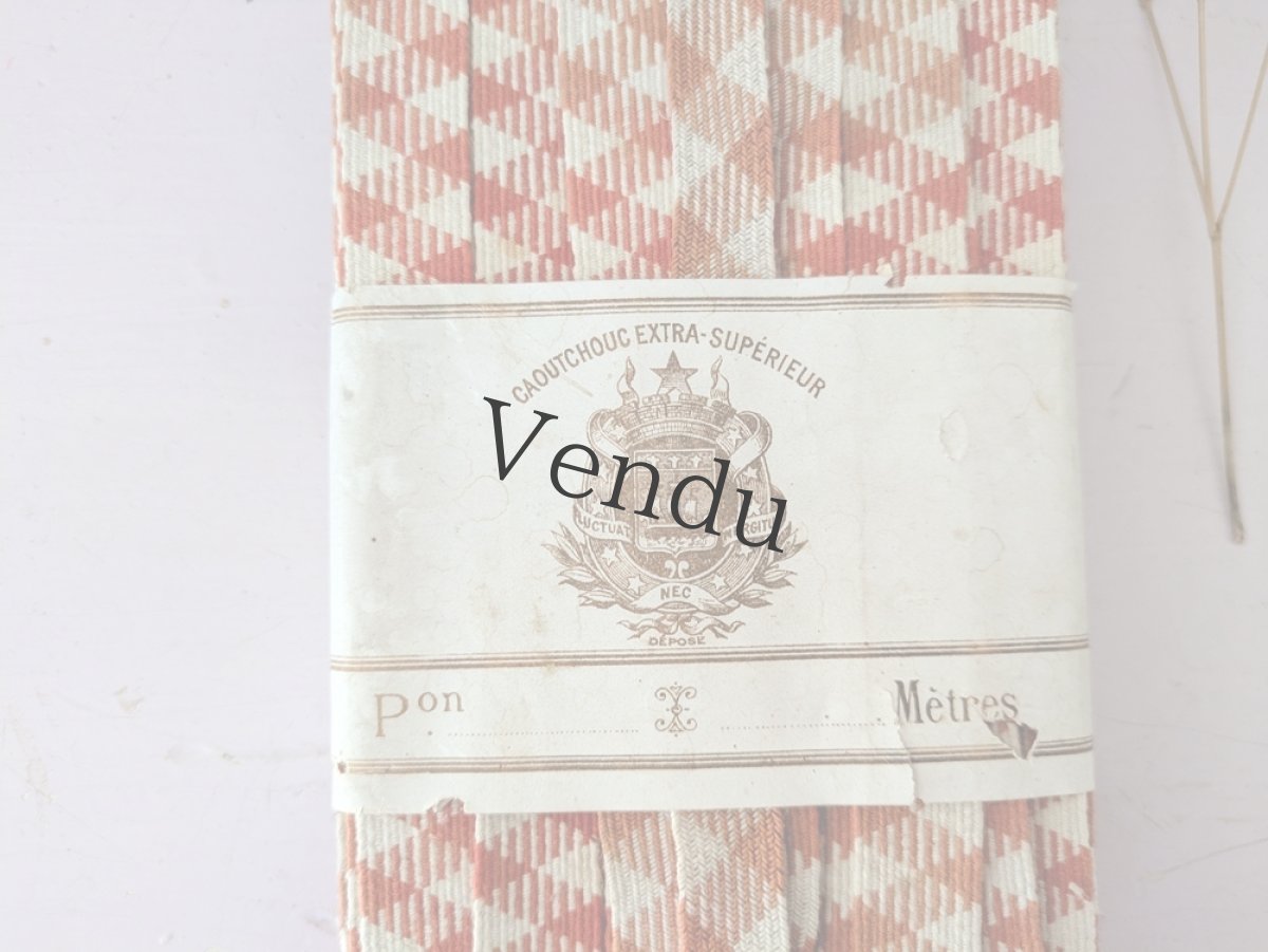 画像2: フランスヴィンテージ　ラベル付きゴム紐 赤ウェーブ柄 (2)