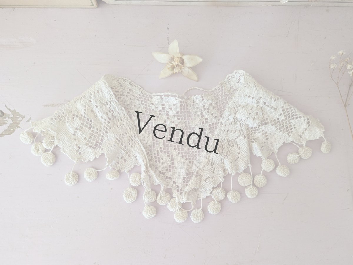 画像2: フランスヴィンテージ ポンポンつきレースの小さなつけ襟 (2)