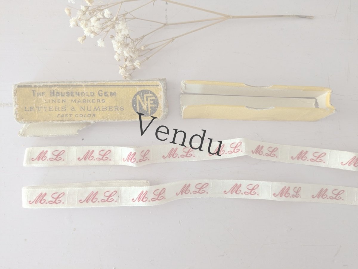 画像1: フランスアンティーク イニシャルテープ《ML》箱入り (1)