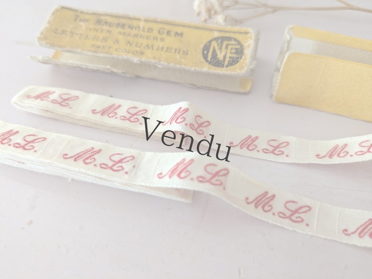 画像2: フランスアンティーク イニシャルテープ《ML》箱入り (2)