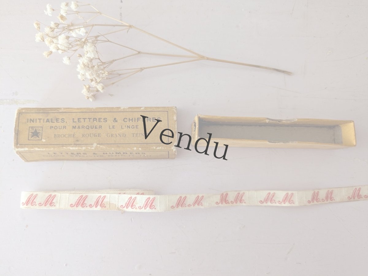 画像1: フランスアンティーク イニシャルテープ《MM》箱入り (1)
