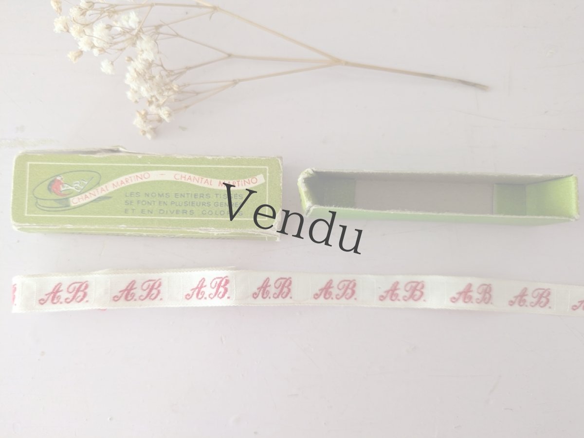 画像1: フランスアンティーク イニシャルテープ《AB》箱入り (1)