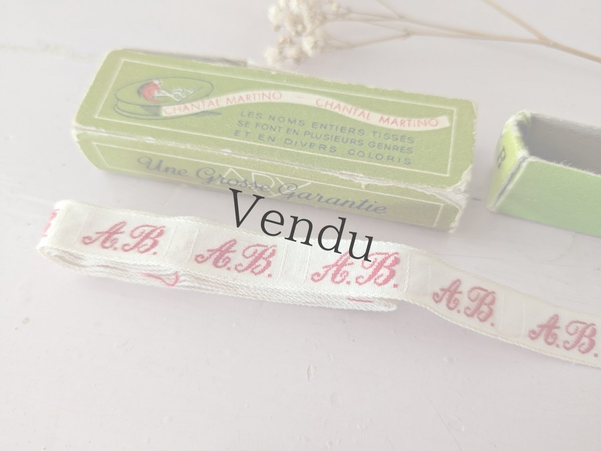 画像2: フランスアンティーク イニシャルテープ《AB》箱入り (2)