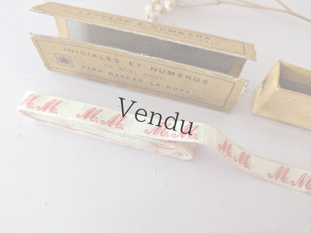 画像2: フランスアンティーク イニシャルテープ《MM》箱入り (2)