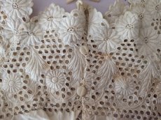 画像2: フランス 1900年前後 白糸刺繍の小さなつけ襟 (2)