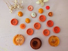 画像1: フランス蚤の市 ボタンアソート オレンジ 13-34mm (1)